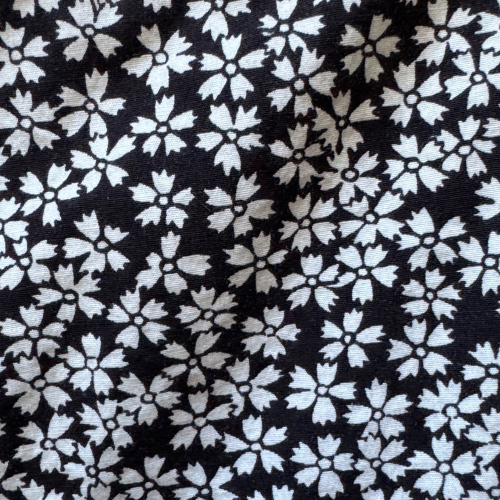 Casual Corner Black and White Floral A-line Skirt. Size 12 - Picture 10 of 10